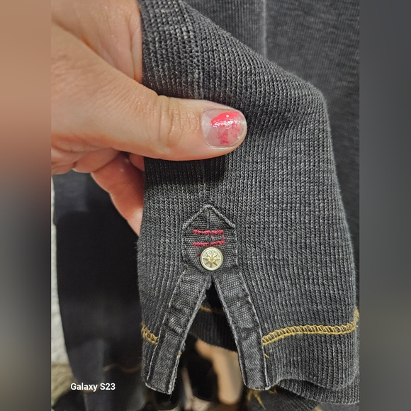 PRELOVED MENS MEDIUM VNECK WITH ELBOW PATCHES FROM BRAND THADDEUS - Picture 4 of 6